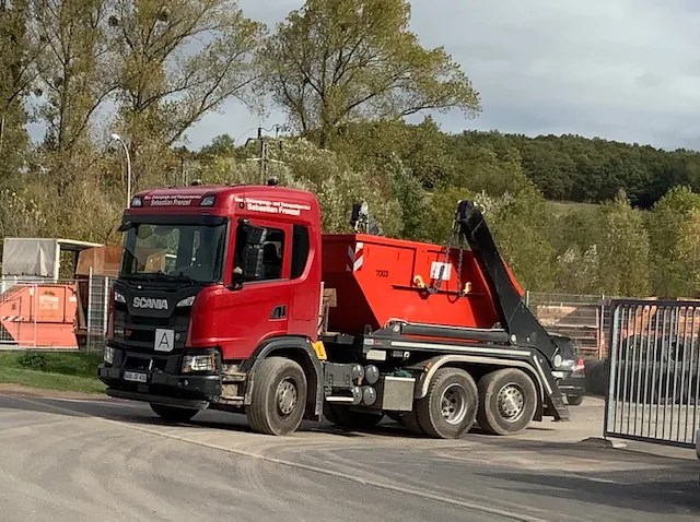 Containertransporter in Rot